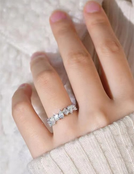 Кольцо дорожка с голубыми камнями разной огранки L96954