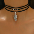 Многослойный чокер с подвеской в форме пера CJH52752