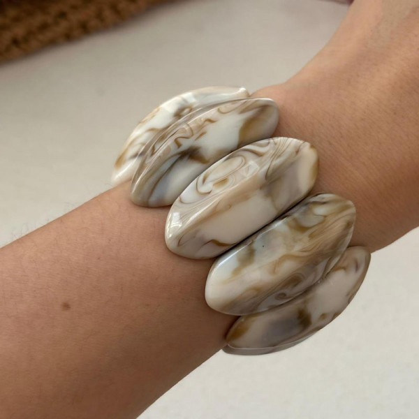 Браслет жесткий рельефный с имитацией жемчужной фактуры CJN89821