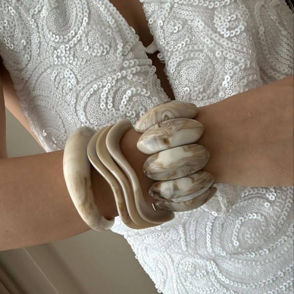 Браслет жесткий рельефный с имитацией жемчужной фактуры CJN89821