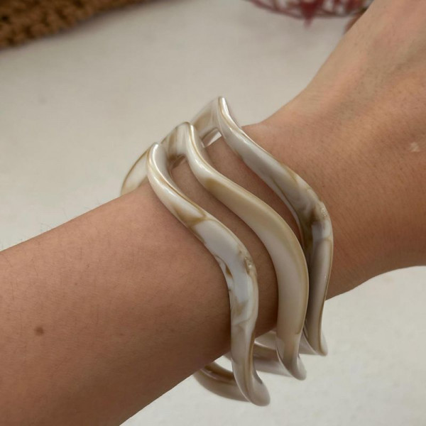 Браслет жесткий рельефный с имитацией жемчужной фактуры CJN89821