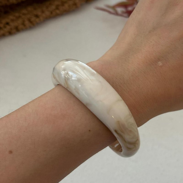 Браслет жесткий рельефный с имитацией жемчужной фактуры CJN89821