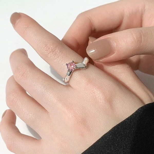 Разомкнутое кольцо с розовым кристаллом формы «кушон» 1J11921CJJ