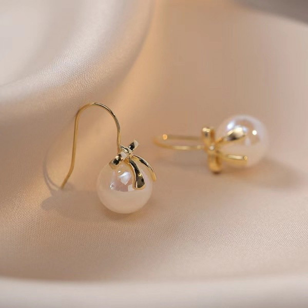 Серьги с жемчугом и декоративными элементами CJC64337