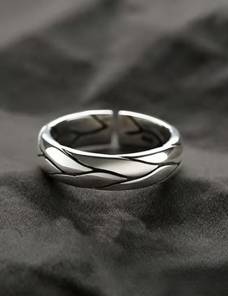 Кольцо с текстурой мятого металла и золотистым напылением T68211