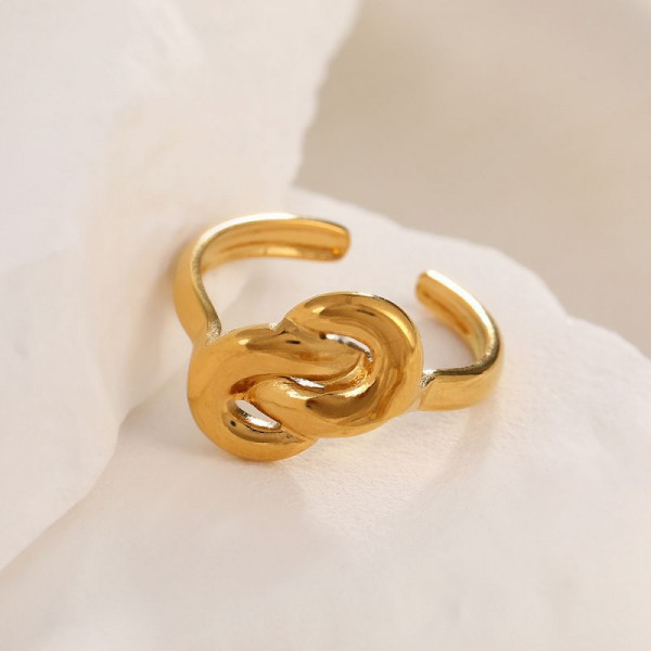 Золотистое кольцо в виде крупной цепи с кристаллами CJH27392