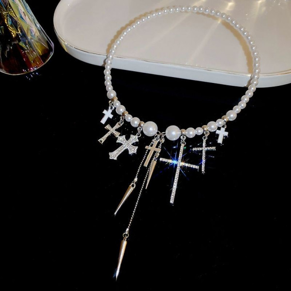 Колье-обруч с подвесками в форме крестов и жемчугом CJG36928