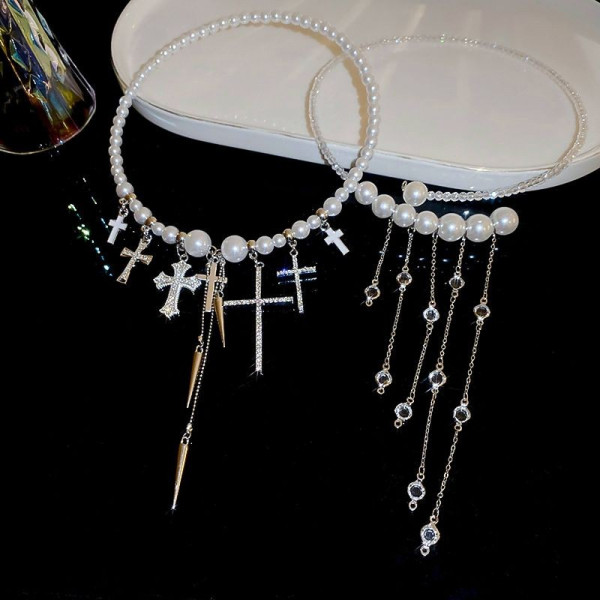 Колье-обруч с подвесками в форме крестов и жемчугом CJG36928