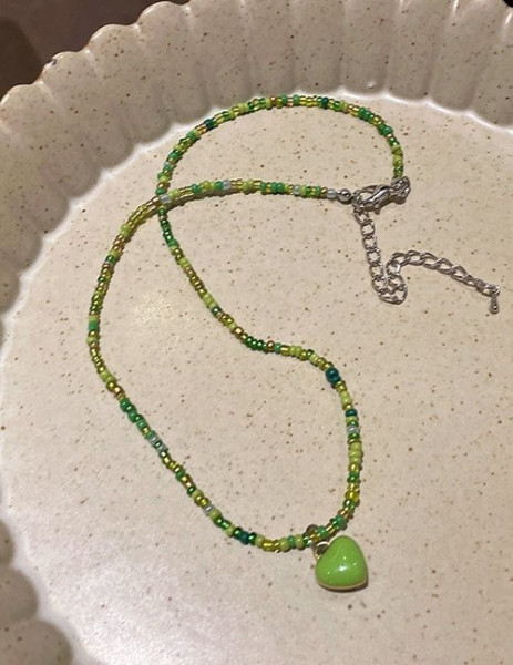 Бусы из зеленого бисера с подвеской-сердцем M00714MSK