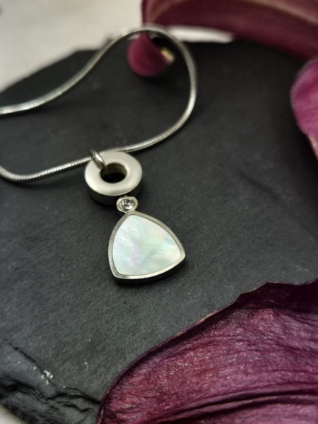 Цепочка с подвеской в форме треугольника из перламутра на кольце J10549CJJ