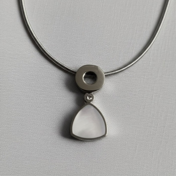 Цепочка с подвеской в форме треугольника из перламутра на кольце J10549CJJ