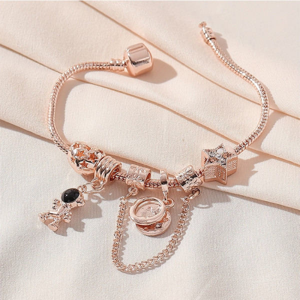 Жесткий браслет с розовыми кристаллами и фигурными элементами CJR68562
