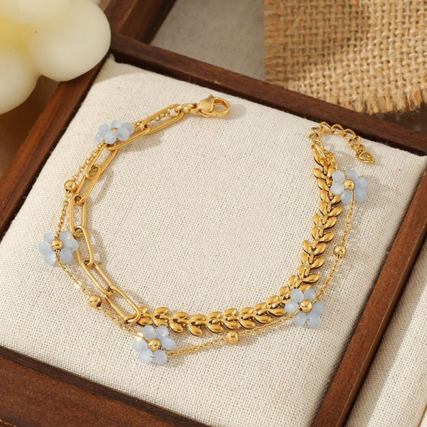 Браслет многослойный с разноцветными клеверами и бусинами CJN36866