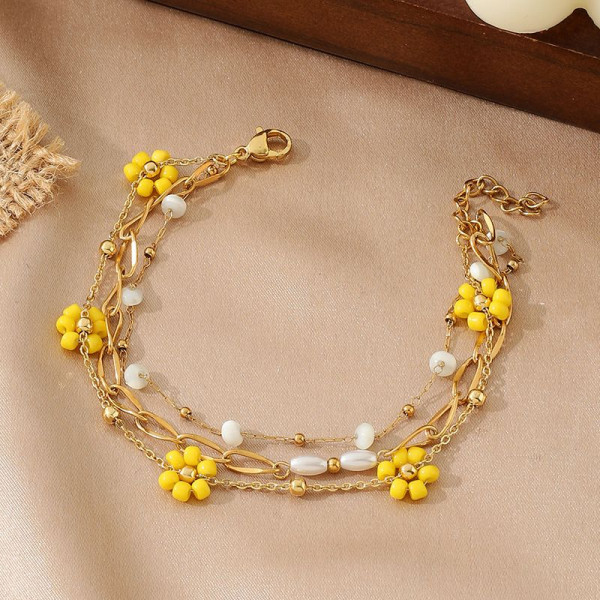 Браслет многослойный с разноцветными клеверами и бусинами CJN36866