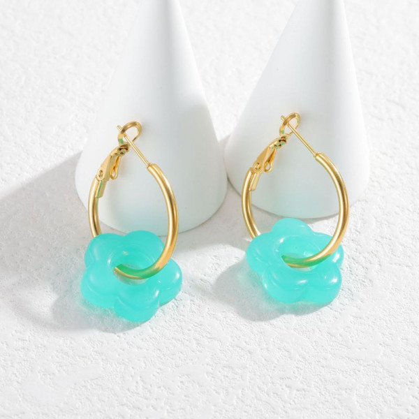 Серьги-кольца с акриловыми цветами CJN72477