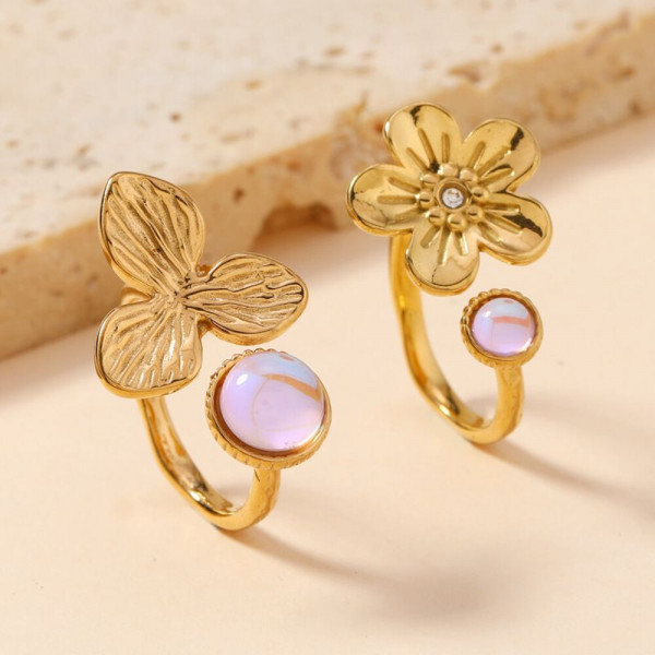 Стальное кольцо с резными листьями и нежным камнем CJH26736