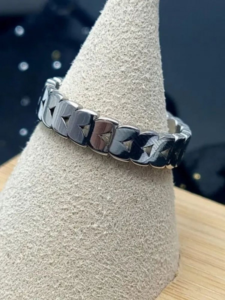 Серебристое кольцо-дорожка из гравированных сердец J10235CJJ