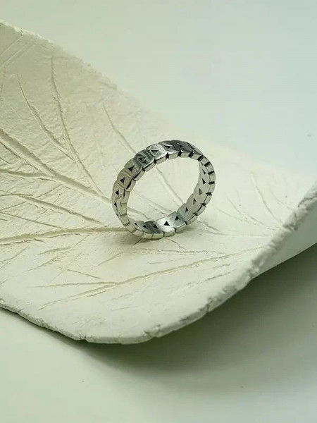 Серебристое кольцо-дорожка из гравированных сердец J10235CJJ