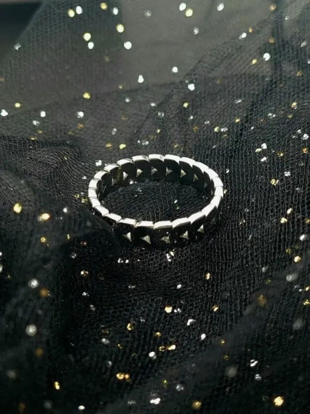 Серебристое кольцо-дорожка из гравированных сердец J10235CJJ