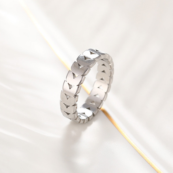 Серебристое кольцо-дорожка из гравированных сердец J10235CJJ