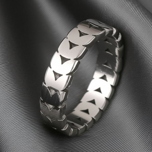 Серебристое кольцо-дорожка из гравированных сердец J10235CJJ