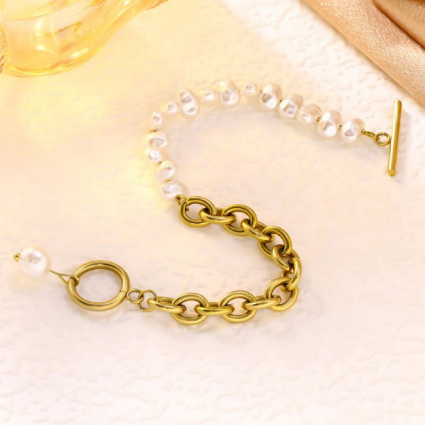 Браслет из жемчуга с золотистой цепью и замком тогл CJR70163