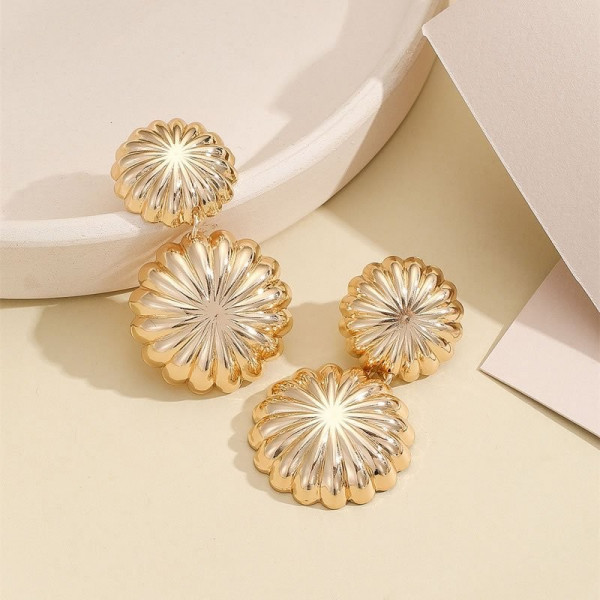 Массивные серьги-пусеты из фактурных дисков M98024