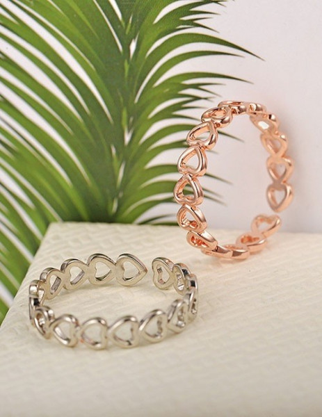 Тонкое кольцо из соединенных золотистых сфер в виде сердец U99000