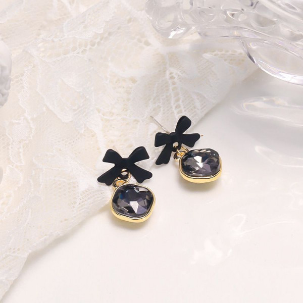 Серьги пусеты с черными бантами и квадратными кристаллами CJH34979