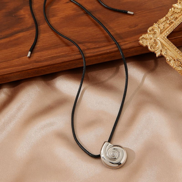 Серебристая цепочка с абстрактным кулоном CJN90466