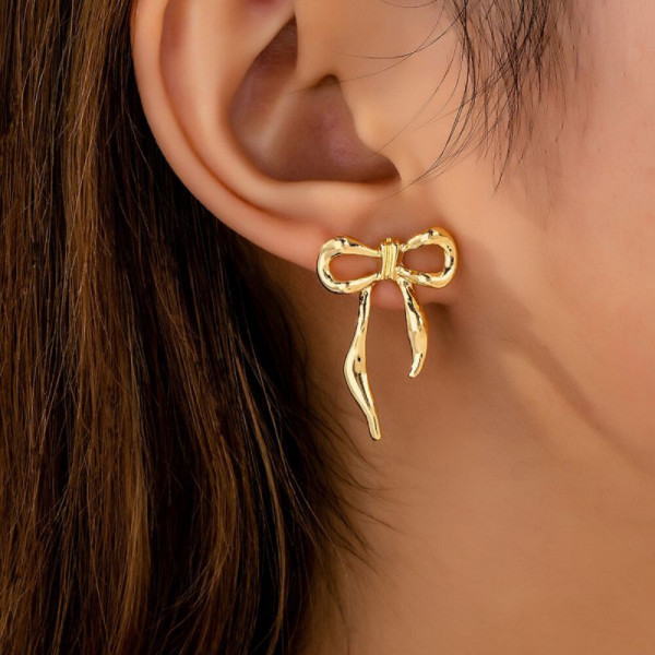 Изящные серьги-пусеты Текстурные золотистые банты CJH67239