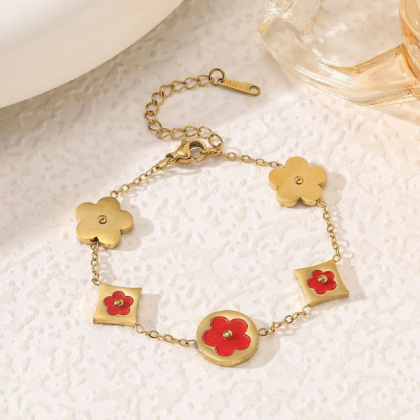 Браслет-цепочка с контрастными цветочными элементами и клеверами CJP45058