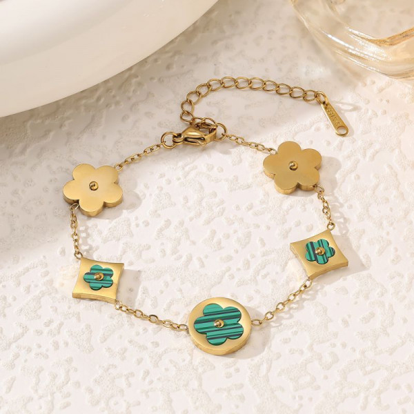 Браслет-цепочка с контрастными цветочными элементами и клеверами CJP45058