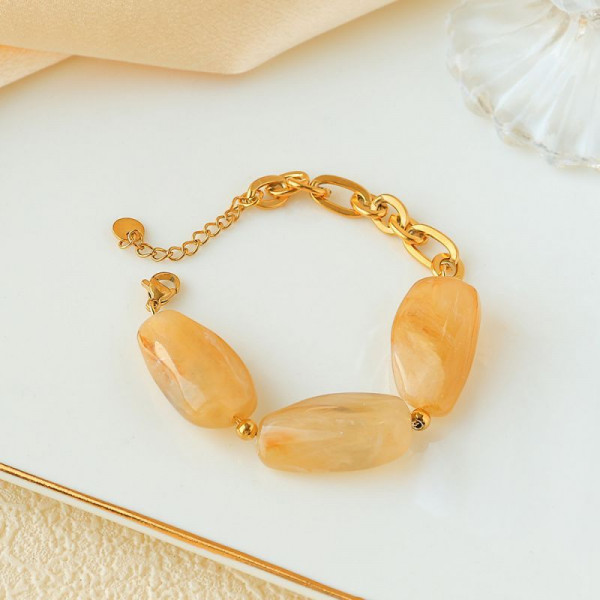 Браслет золотистый с крупными вставками под янтарь CJP93460