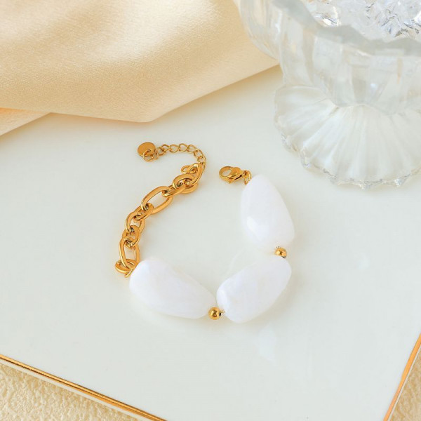 Браслет золотистый с крупными вставками под янтарь CJP93460