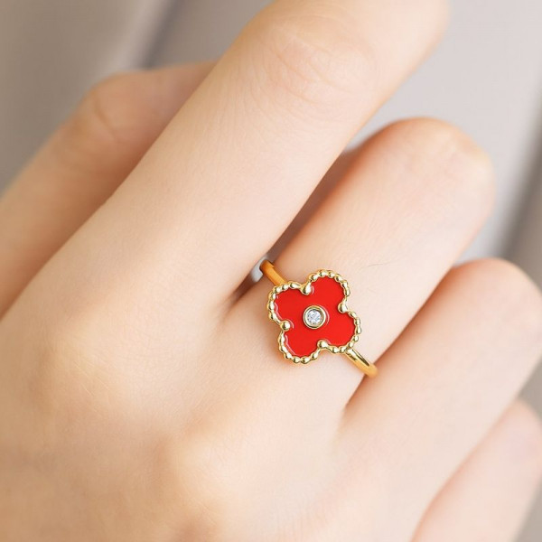 Кольцо с красным клевером в золотистой оправе 1J12071CJJ