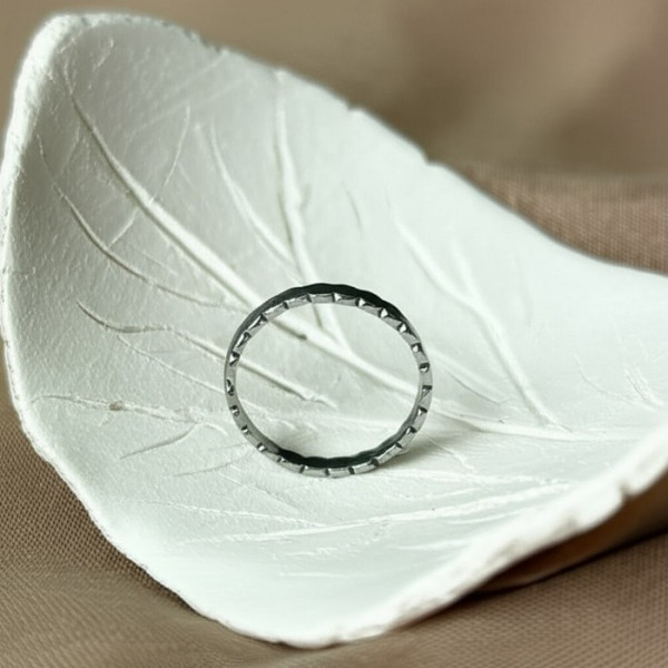 Фигурное кольцо с алмазной гранью из стали J10236CJJ