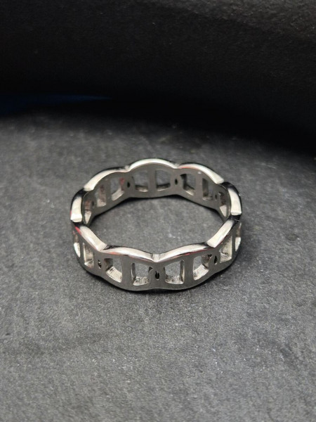 Стальное кольцо с геометрическими прорезями J11364CJJ