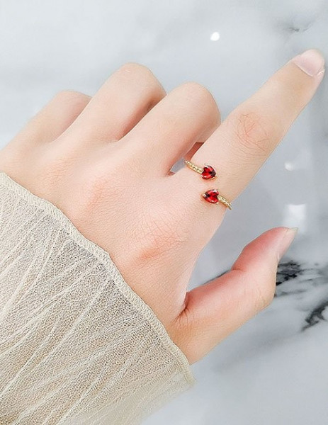 Двойное кольцо с красными кристаллами в форме бутонов Z34206