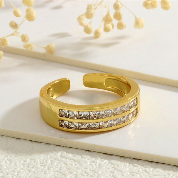 Кольцо-дорожка с зелеными кристаллами багетной огранки CJG68012