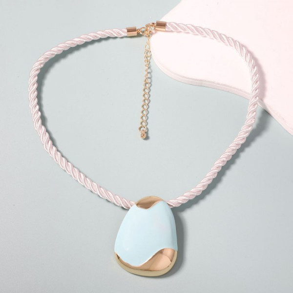 Чокер из розовых бусин с голубой абстрактной подвеской CJH17369