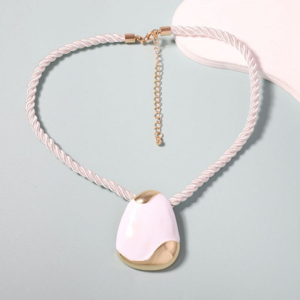 Чокер из розовых бусин с голубой абстрактной подвеской CJH17369