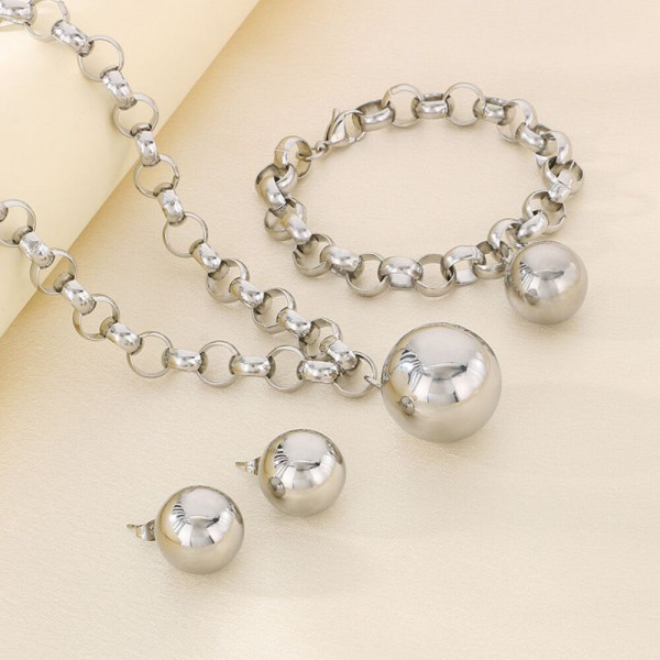 Браслет-цепочка с массивными звеньями и подвеской-шаром CJJ17537