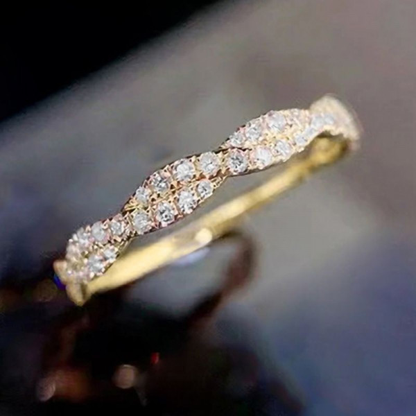 Узкое кольцо с витым узором из кристаллов CJG68392