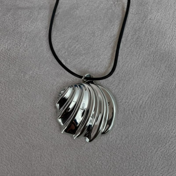 Длинная цепочка с массивным кулоном-ракушкой 1J11156CJJ