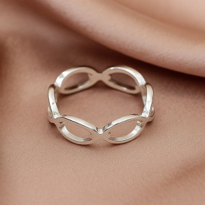 Серебристое кольцо в форме переплетенной бесконечной цепи J10172CJJ