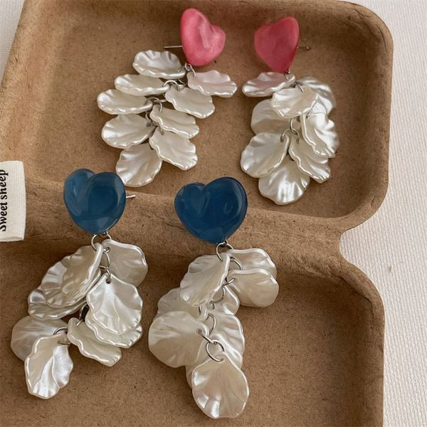 Массивные серьги с синими сердцами и каскадом белых лепестков CJL80942