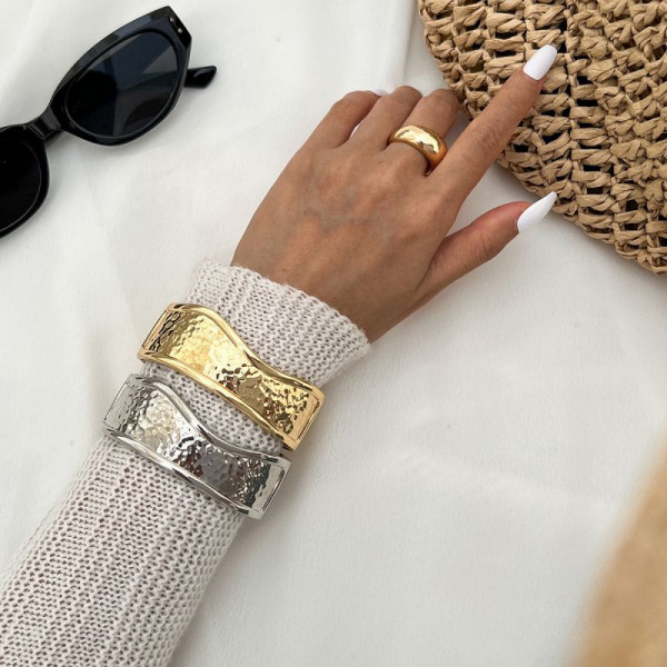 Браслет жесткий вогнутый с мелкозернистой фактурой CJL85638