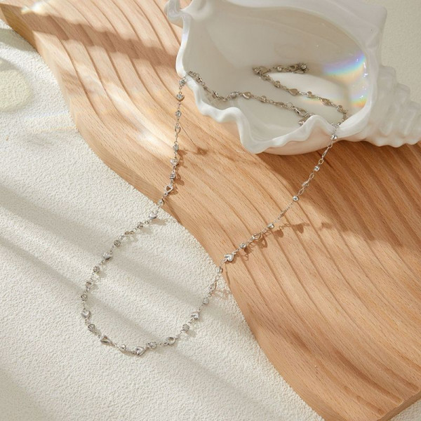 Золотистая цепочка с дорожкой из сияющих кристаллов CJG70324