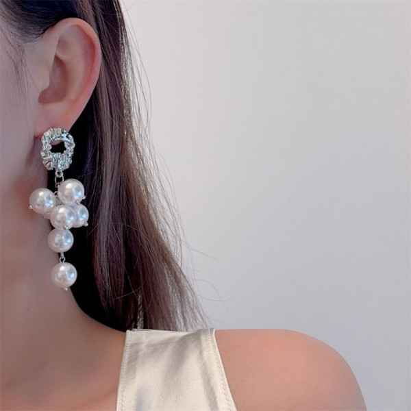 Серьги пусеты с объемными жемчужными гроздьями CJL14782